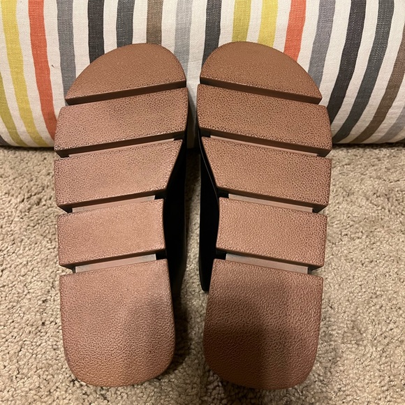 Steve Madden Black and Gold Women’s Size 8 Sandals - Picture 8 of 11